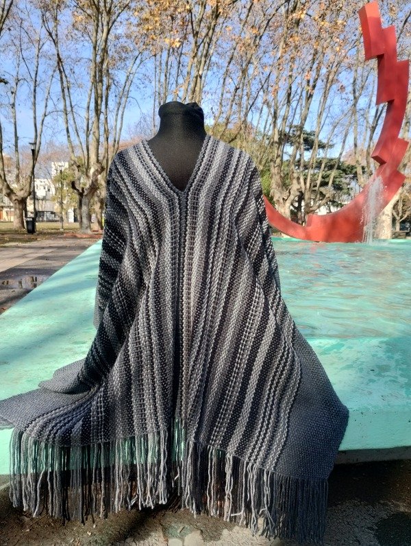 Producto - Poncho Grises