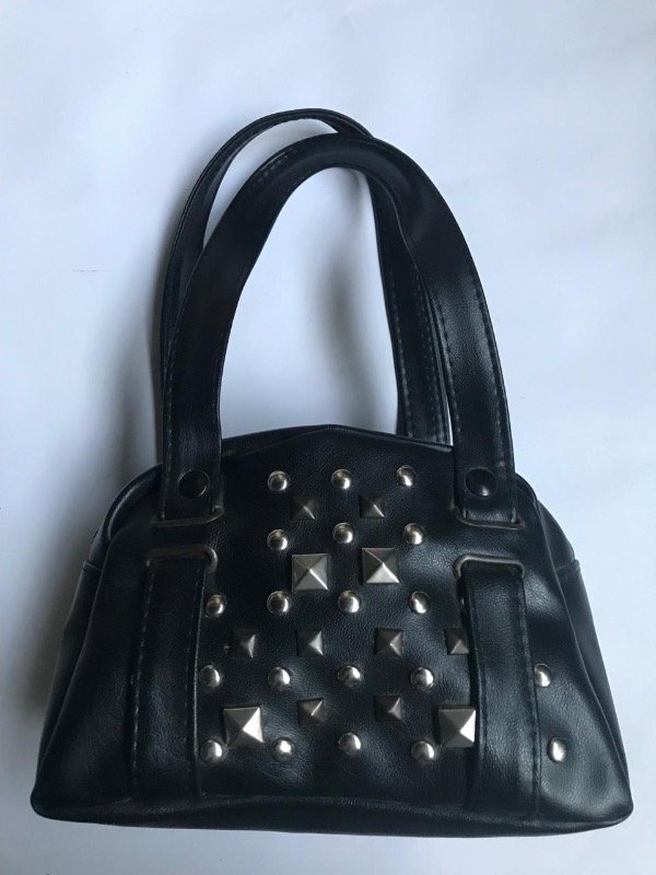 Cartera Y2K tachas cuero