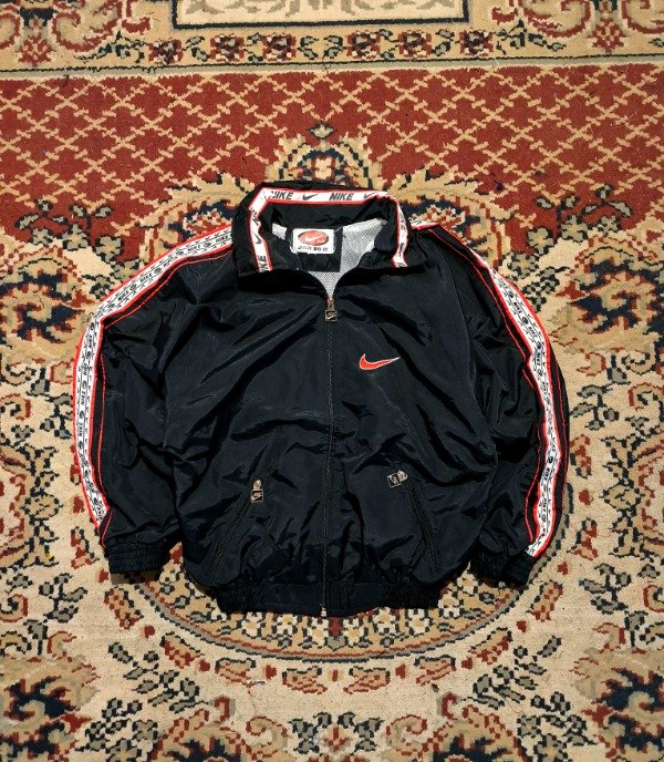 Producto - Campera Nike Retro Negra