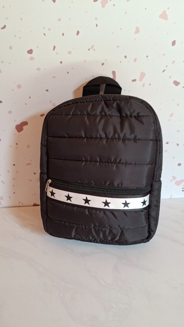 Producto - Mochila puffer negra estrellas