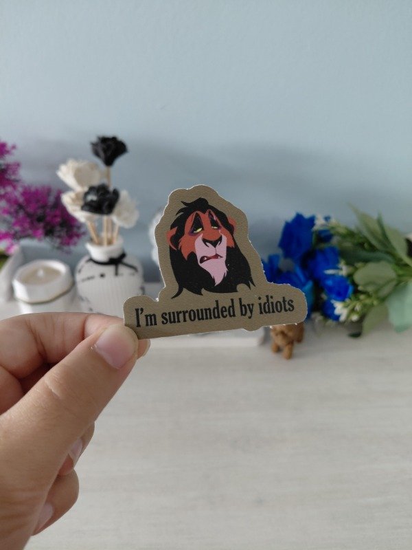 Producto - Stickers - Colección "Dibujitos/Memes" 0261 - I'm surrounded by idiots