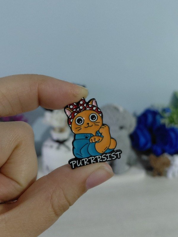 Producto - Pin metalizado - Purrrsist #1956