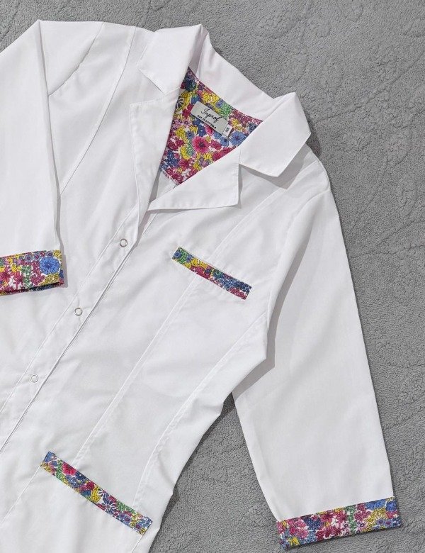 Producto - Guardapolvo Inprof Lucía (Blanco detalle Flores) - 3
