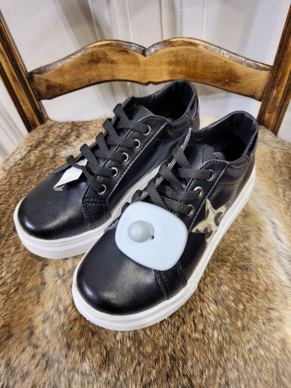 Producto - Zapatillas CARA Y SECA negras con estrella NUEVAS Talle 27 - PRECIO: 50X