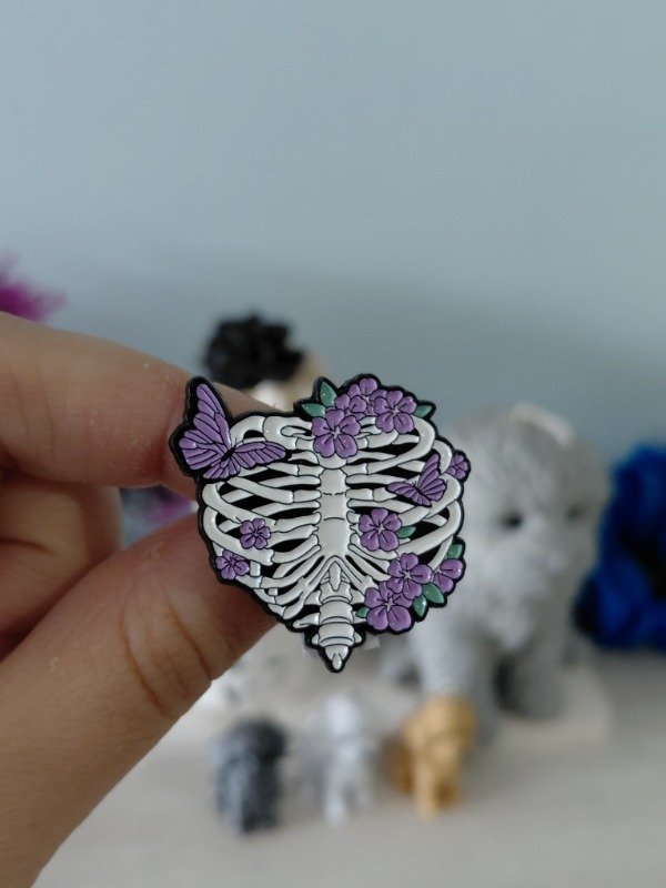 Producto - Pin metalizado - Caja torácica con flores #2617