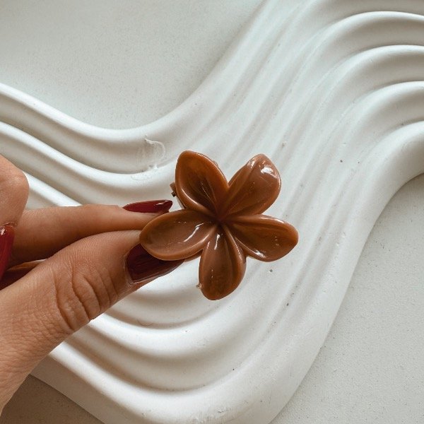 Producto - Broche flor marrón chiquita