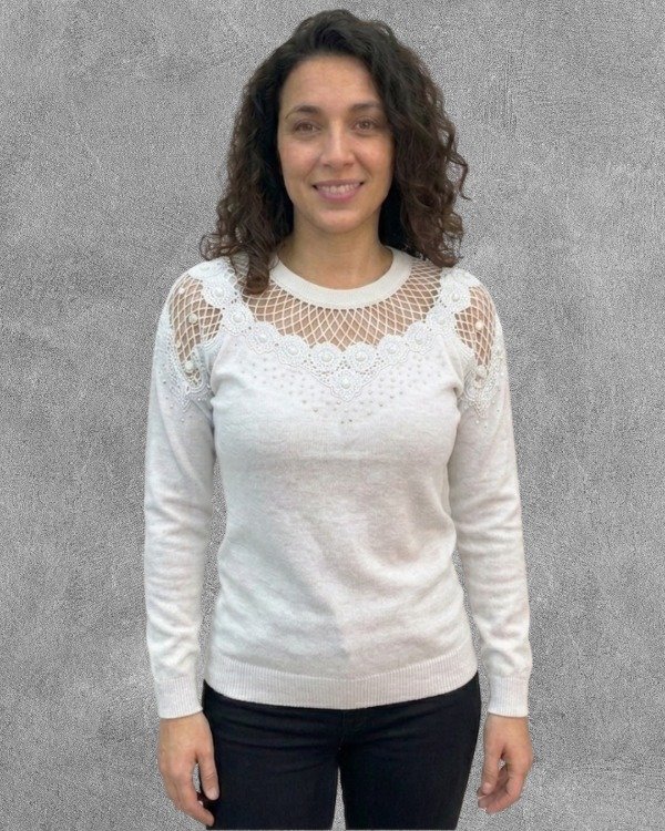 Producto - 229865 Buzo de broderie con detalles de red y brillos en cuello y hombro
