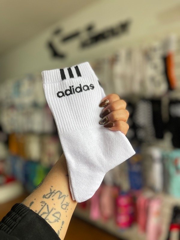 Producto - Adidas blancas con líneas en la parte de arriba