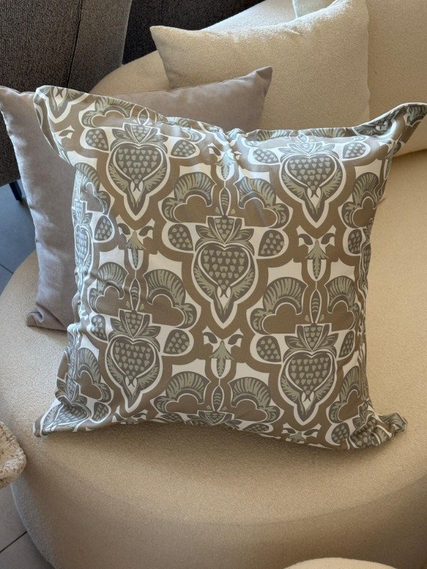 Producto - ALMOHADON GRIS CON DETALLES