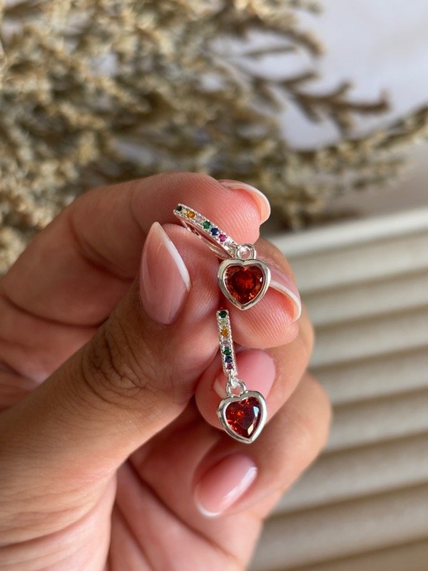 Producto - Argollita corazones color rojo y cristales de colores