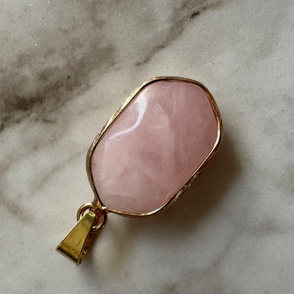Producto - HEXAGONO CUARZO NATURAL ROSA baño oro 18k