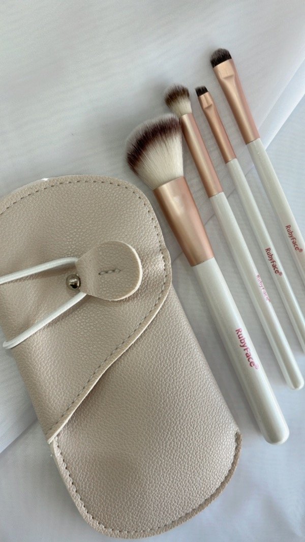 Producto - Set de 4 brochas + porta brochas Ruby Face