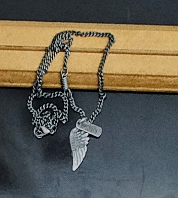 Producto - Collar Plata Vieja detalle  en la cadena Dije Ala y Chapa Inspire 60 cm
