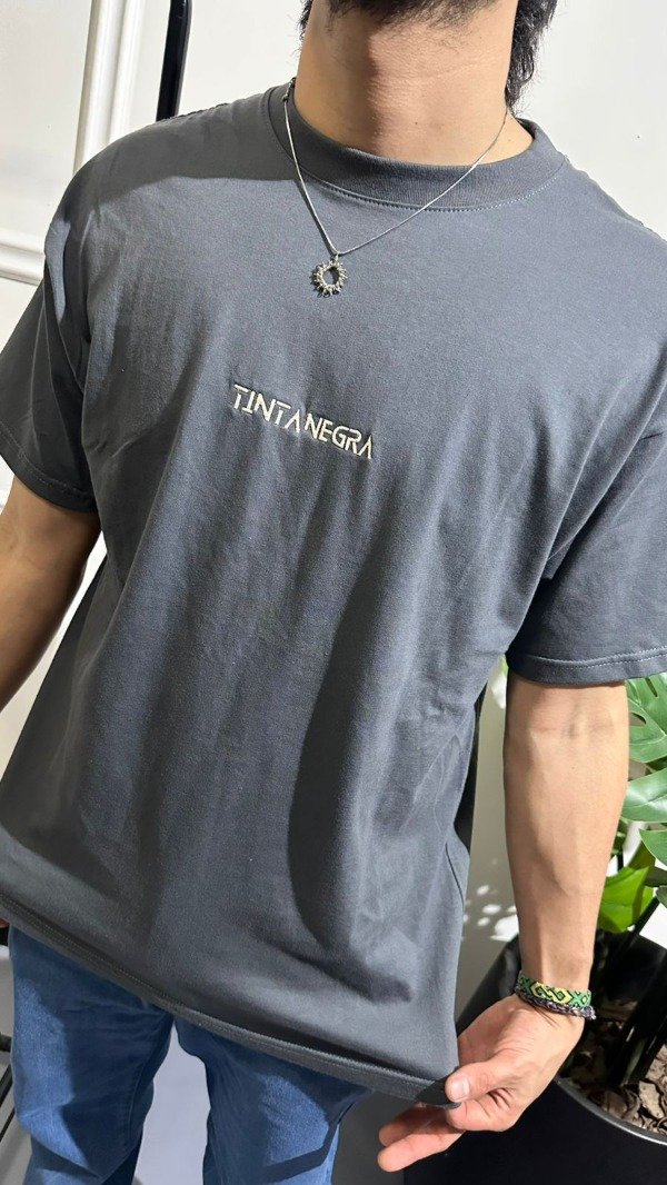 Producto - Remera oversize gris Tinta Negra