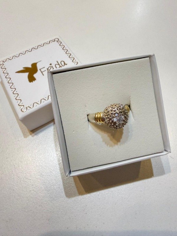 Producto - Anillo estilo frutillita con strass en plata 925 y detalle de baño oro.