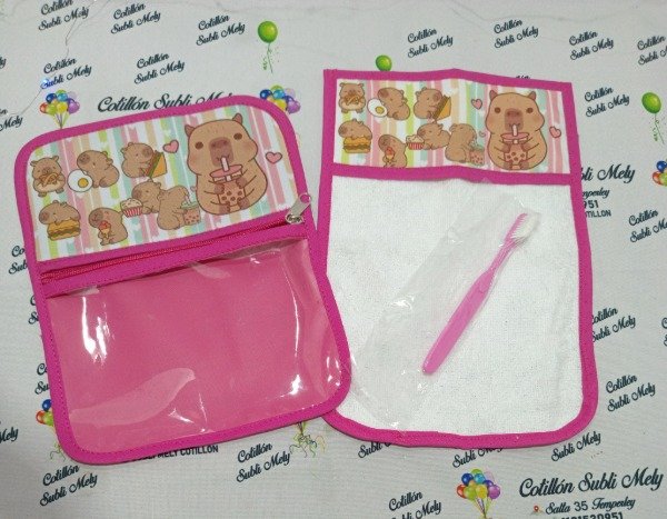 Producto - ESTUCHE + TOALLA + CEPILLO DE DIENTE