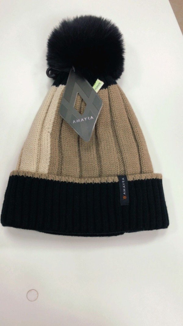 Producto - GORRO TEJIDO AMAYRA -- CON ABRIGO Y POMPÓM