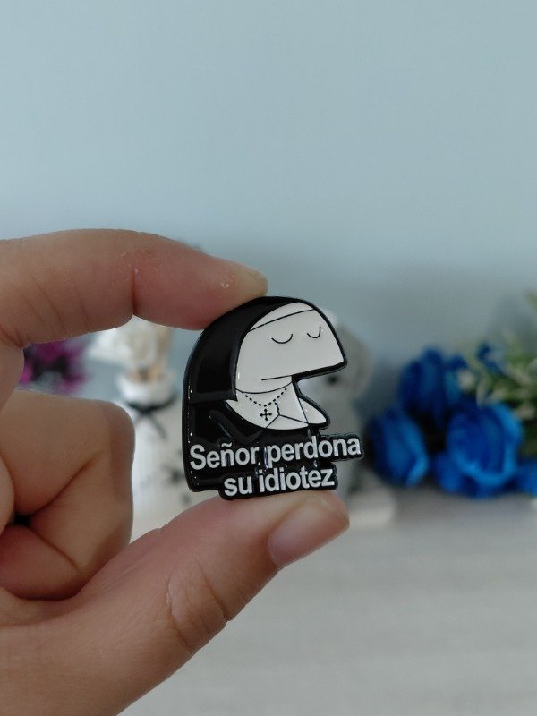 Producto - Pin metalizado - Señor, perdona su idiotez #1711