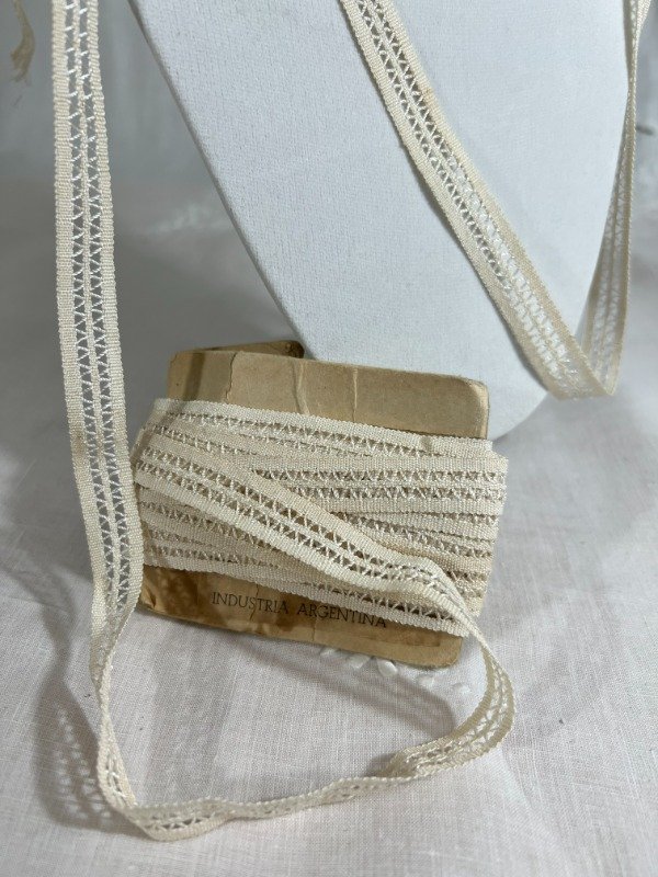 Producto - Fina puntilla beige con motivo geométrico