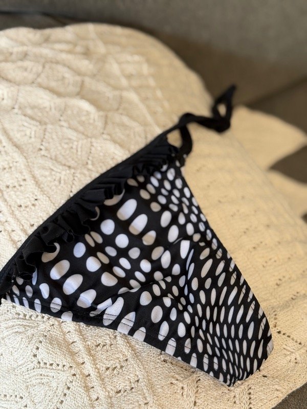 Producto - Less bikini regulable negra con lunares