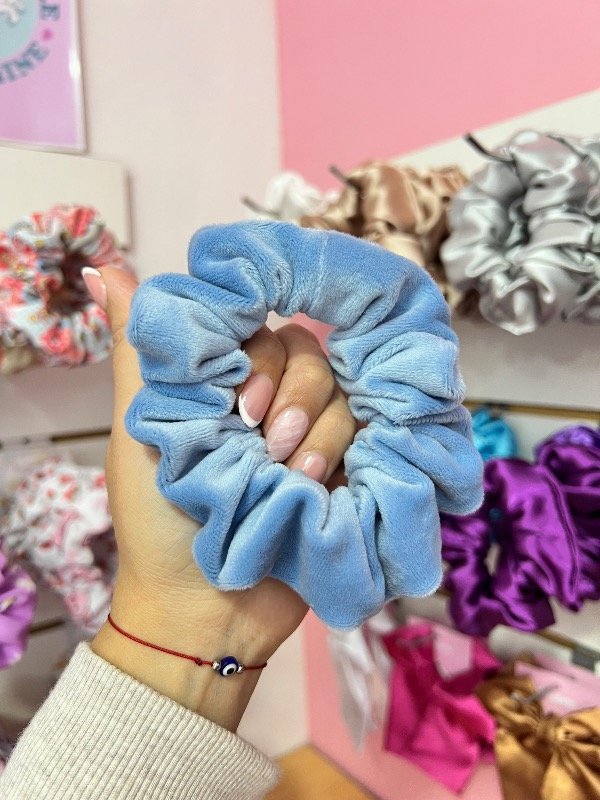 Producto - SCRUNCHIE PLUSH CELESTE