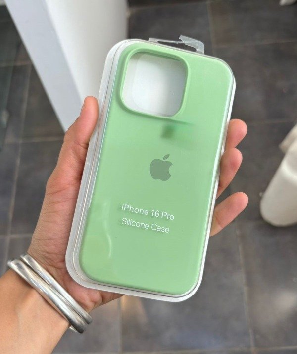 Producto - Silicone Case Verde Claro (IPhone 16 pro)
