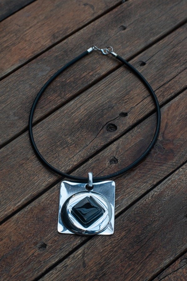 Producto - Dije artesanal con rombo negro