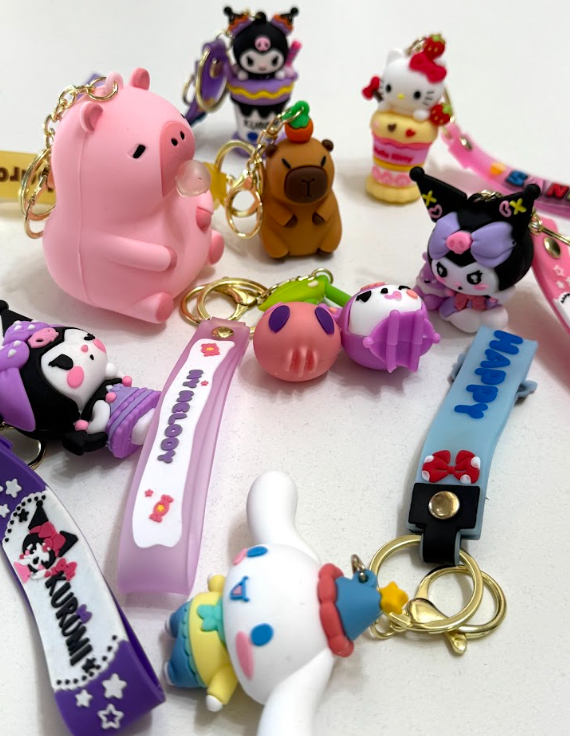 Producto - Llaveros Capibara, Kuromi, Kitty, My Melody surtidos x 50 unidades