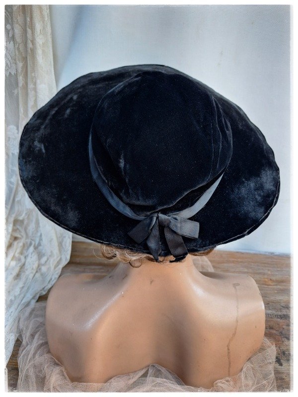 Producto - Capelina de Pana Negra con lazo