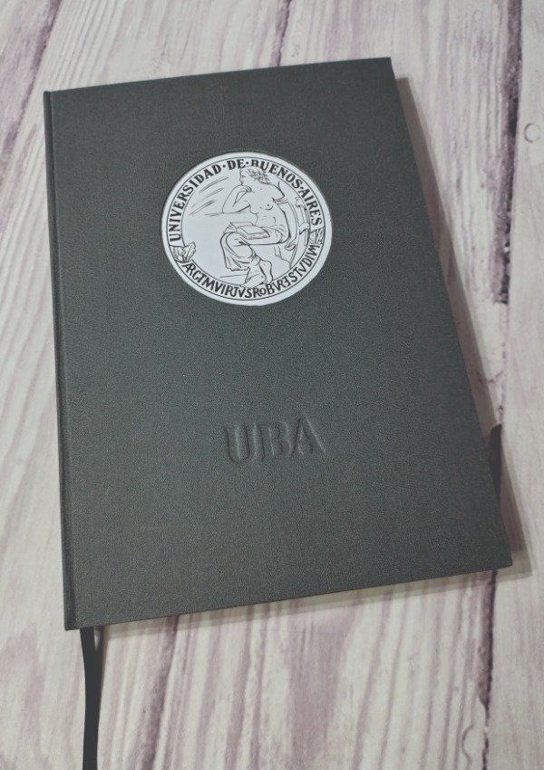 Producto - Cuaderno A4 hojas lisas - con ventana y bajo relieve