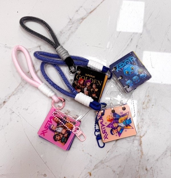 Producto - Llaveros librito fotos Guerreras K-pop