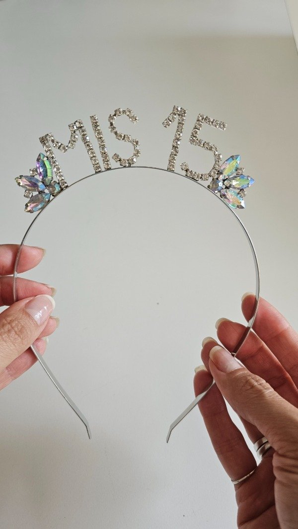 Producto - Vincha "MIS 15" soldada con gemas tornasol