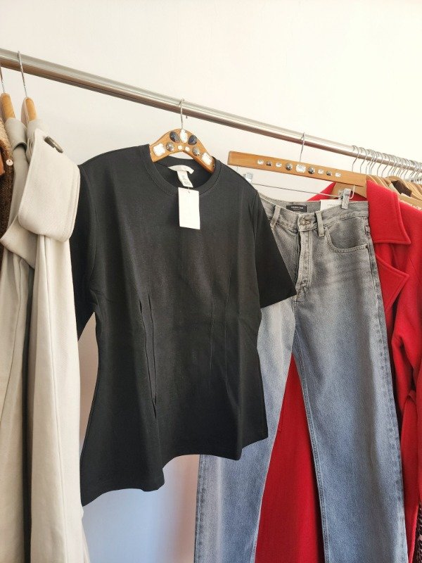 Producto - Remera entallada negra HyM