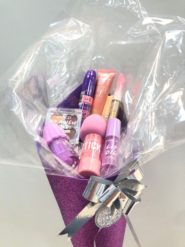 Producto - RAMO CON PRODUCTOS DE MAQUILLAJE 3