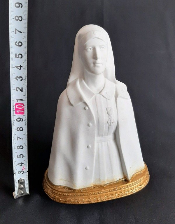 Producto - Porcelana biscuit - enfermera de la cruz roja