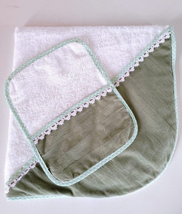 Producto - Tollón con babita y puntilla verde malva