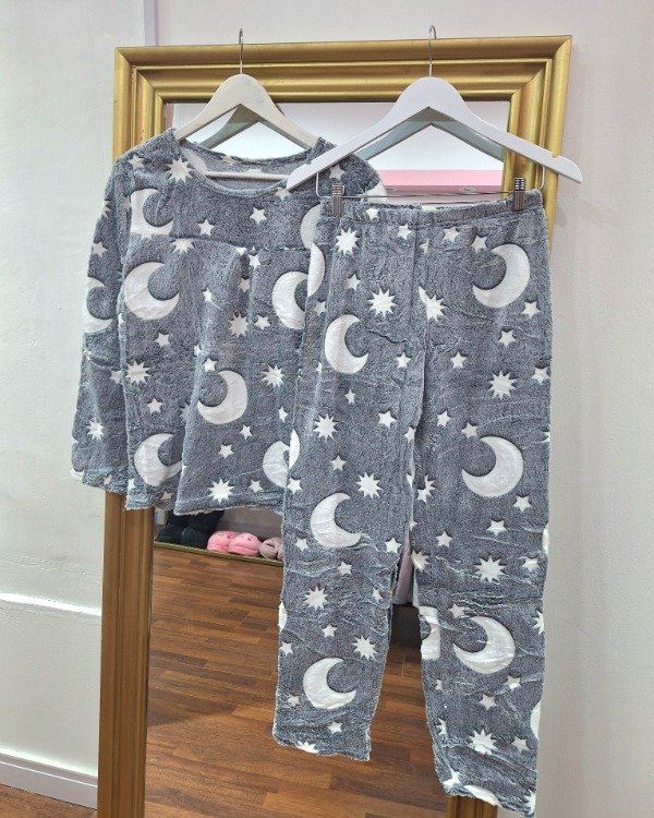 Producto - Pijama polar soft gris con lunas y estrellas