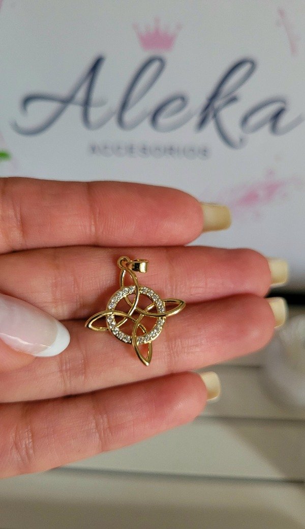 Producto - Dije nudo de bruja con strass de acero dorado