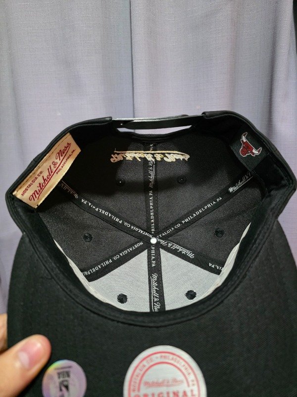 Chicago bulls the finals collection black and gold mitchell and ness snapback — imagen 6