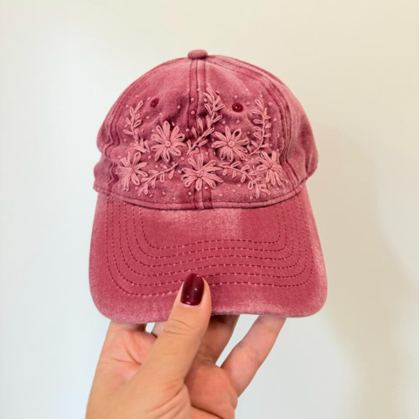 Producto - Gorra vintage Monocromo bordada a mano bordó.