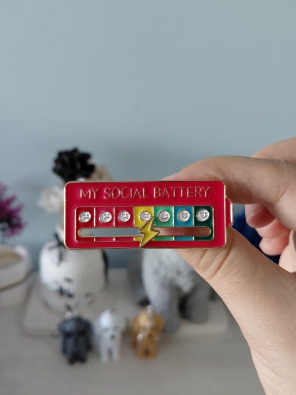 Producto - Pin metalizado - My social battery ROJA