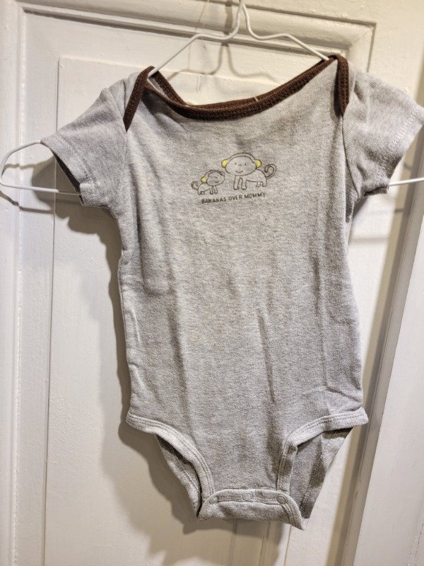Producto - Body CARTER'S gris logo mono Talle 6 meses - PRECIO: 5X