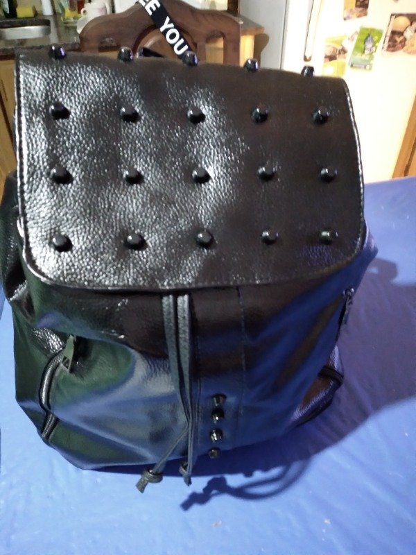 Producto - MOCHILA NEGRA CON APLIQUES