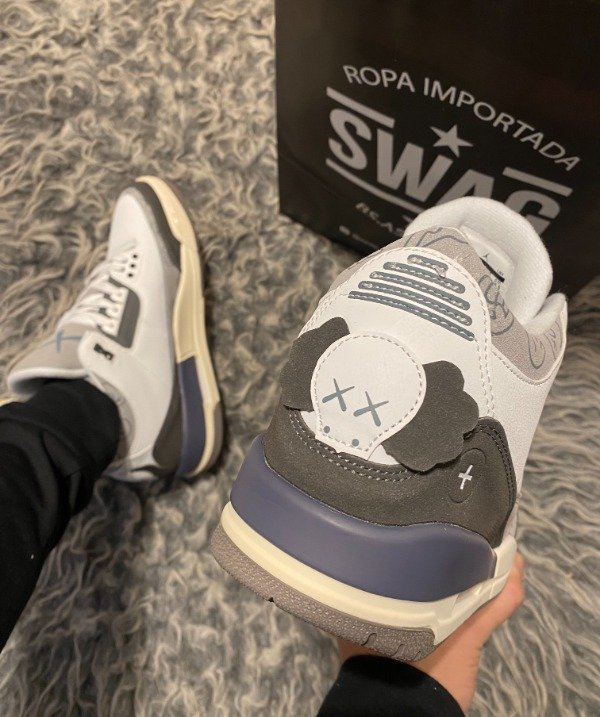 Producto - JORDAN RETRO 3 x KAWS - 1