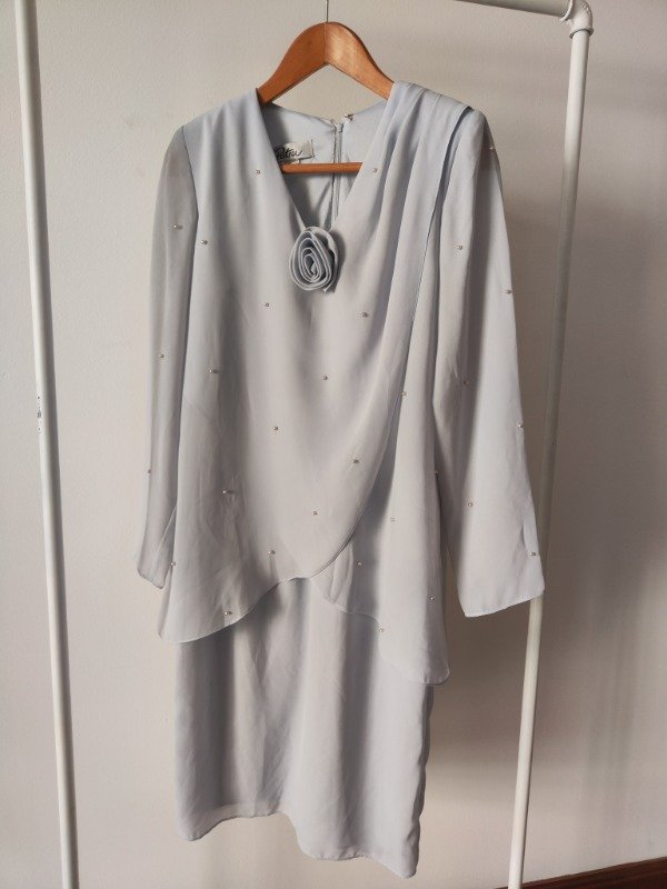 Vestido gris con transparencia y perlas