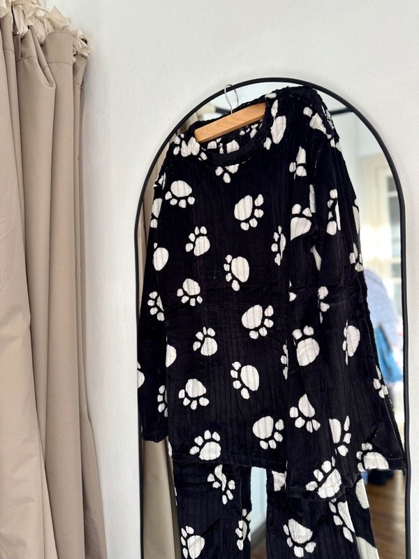 Producto - Pijama polar soft huellitas negro