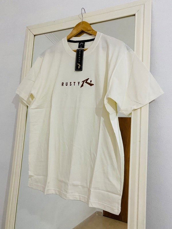 Producto - Remera Rusty Logo Bordado Crudo