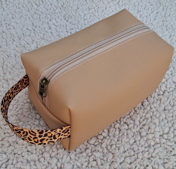 Producto - Pocket Símil Cuero Beige con correa Animal Print