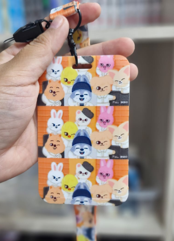 Producto - STRAY KIDS - PORTASUBE SKZOO FONDO NARANJA