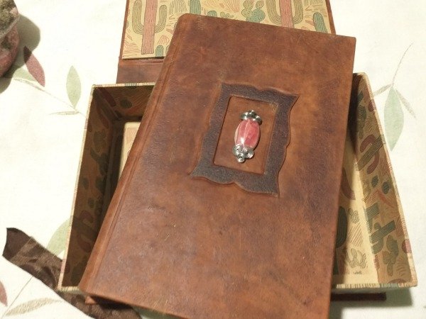 Producto - Caja de cuero, con cardones y rodocrosita